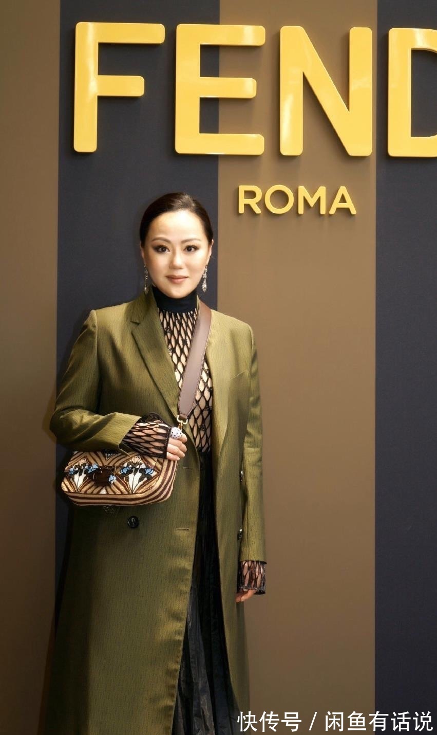 印花|章小蕙自带名媛气质,微胖身材穿小黑裙更迷人,一看就是高级贵妇