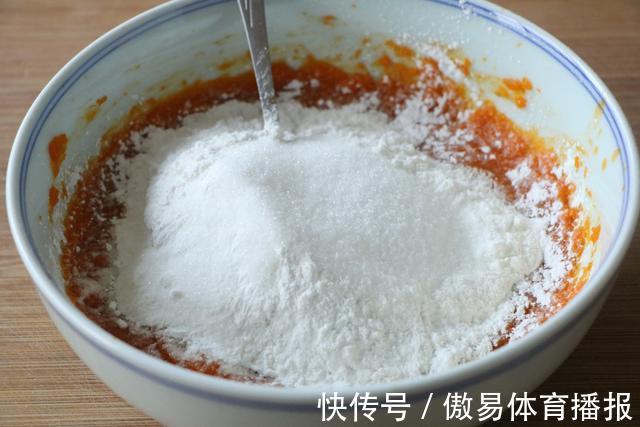 玉米油|糯米粉和南瓜这样做，既当点心又当早餐，软糯香甜，越吃越上瘾