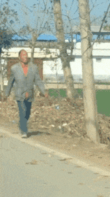 |搞笑gif:阿姨,你啥时候变得身轻如燕了,平时不是这样的啊