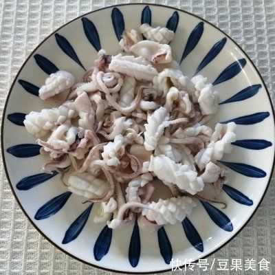 青红椒|你青红椒爆炒鱿鱼花的正宗做法，简单几步，越吃越上瘾