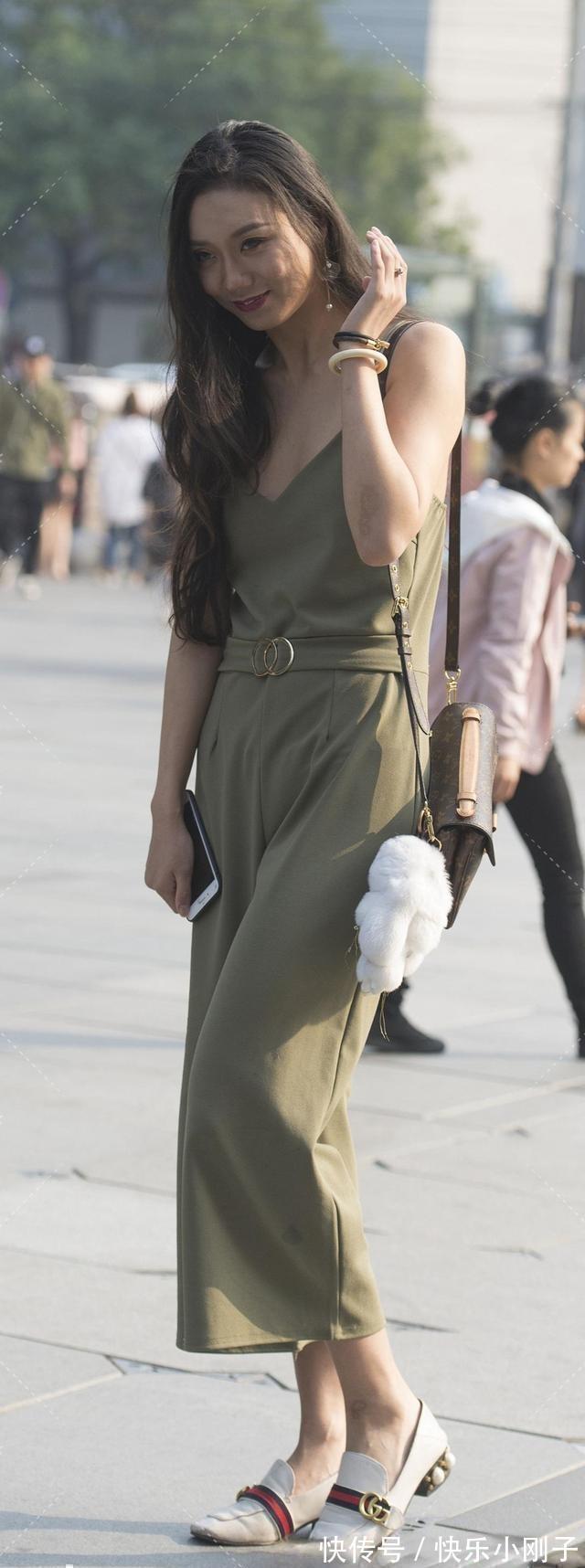 跟单鞋 时尚耐穿的连衣裙穿搭尽显可爱淑女风,带来别样的风情,休闲运动