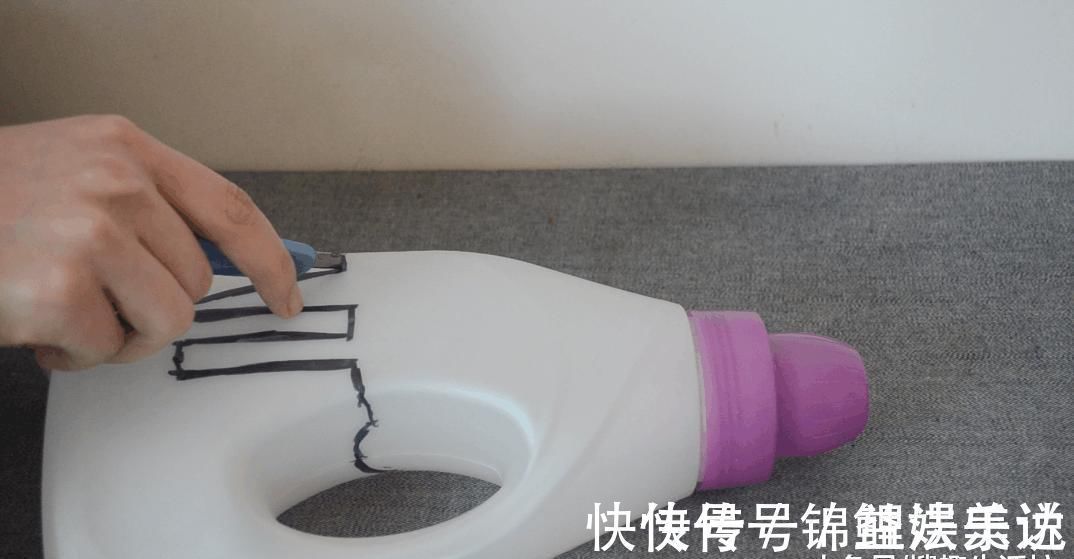家家户户|洗衣液瓶子别扔了, 简单剪几刀, 放在厨房这样用, 人人见了都夸好