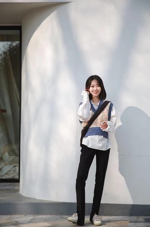 “衬衫＋针织背心”才是今年春天最in穿法，时髦显瘦又减龄