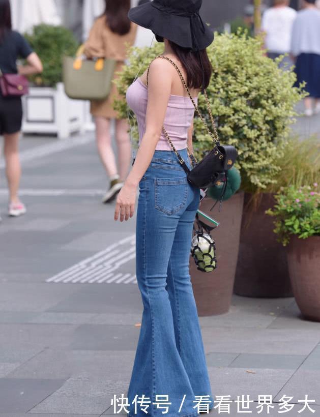 粉色迷你吊带衫搭配牛仔喇叭裤,青春可爱,美丽大方