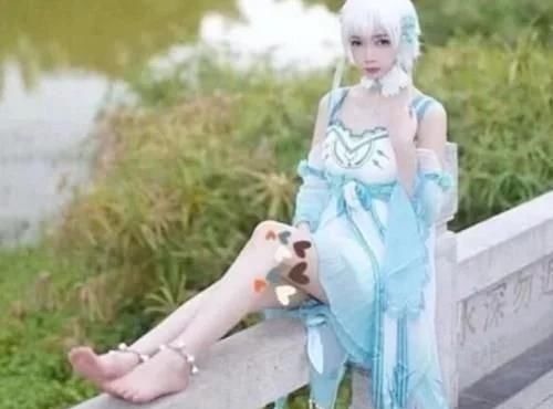 小姐姐|15岁首次cos,紧张到忘记穿鞋,网友看到之后谁能顶得住啊