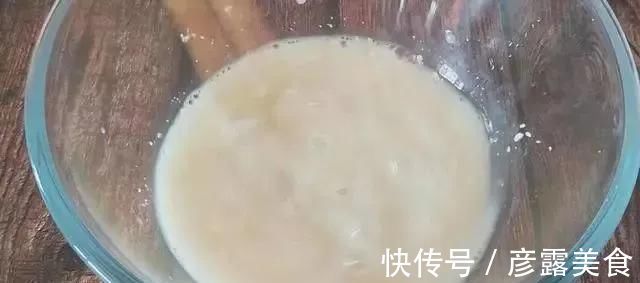 早餐饼的新吃法，不揉面不擀面，筷子一搅，比包子油条好吃，真香