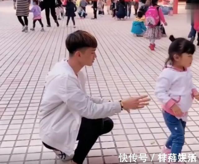 70后|相差15岁的妹妹送哥哥去上学,看到画面路人直呼暖心