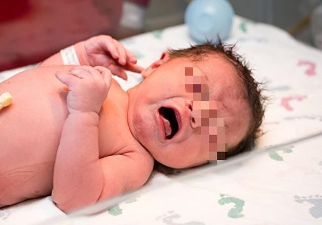 妈妈们|顺产分娩时,胎宝宝是自己爬出来的还是妈妈挤出来的?真相暖心