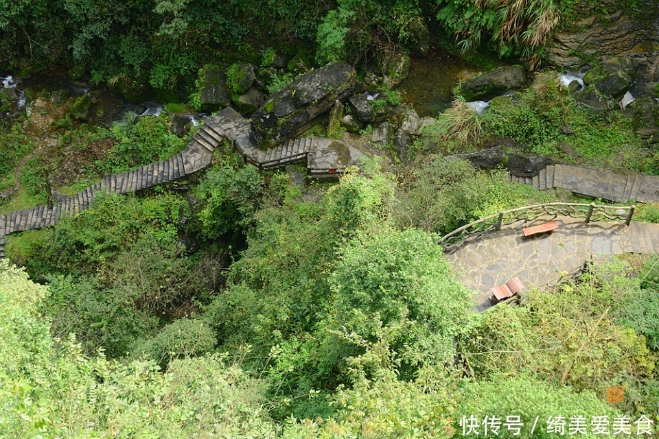 矮寨奇观景区，不仅有百年公路千年苗寨，更有被评为世界最美的大桥