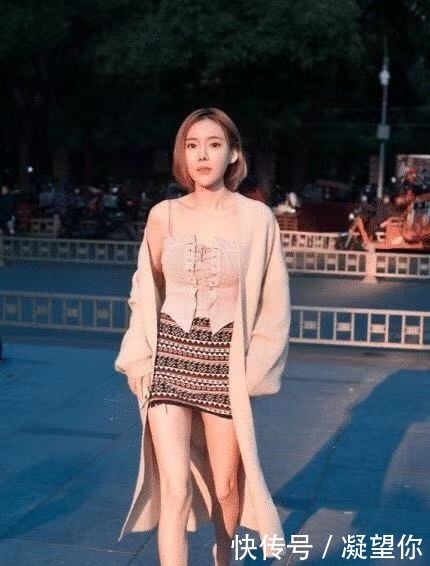 街拍：韵味十足的小姐姐，一身搭配简约而不失优雅，气质超然