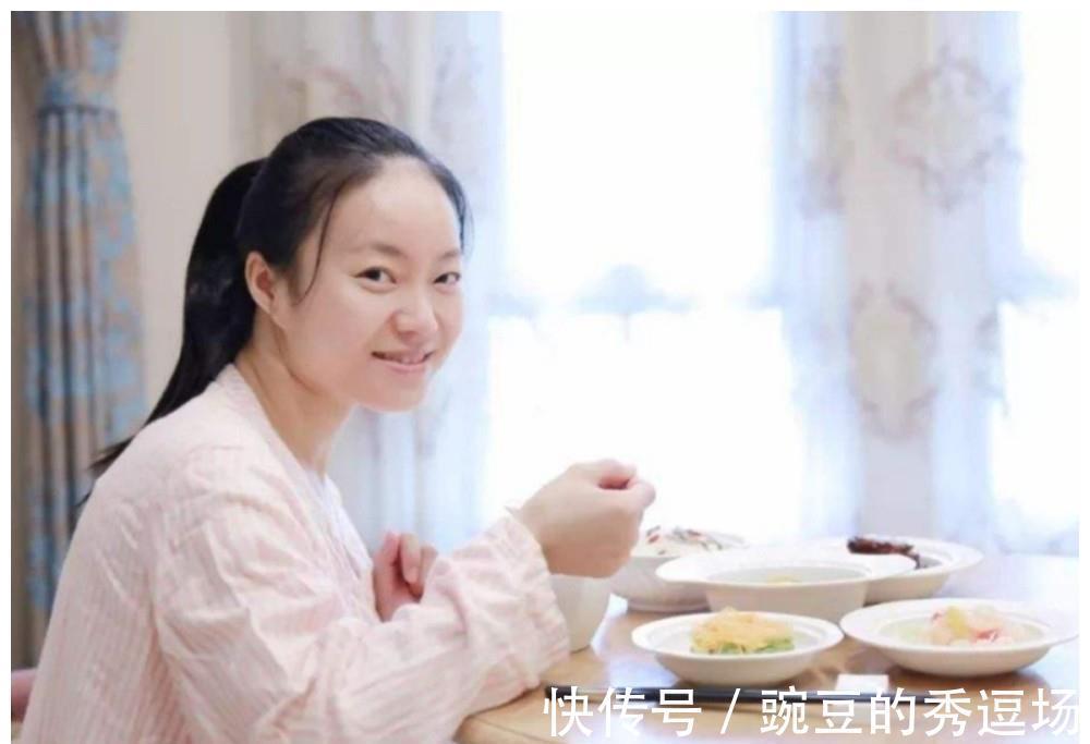 下体|分娩结束后,男医生又把手伸进产妇肚子里,别着急骂人是为了你好