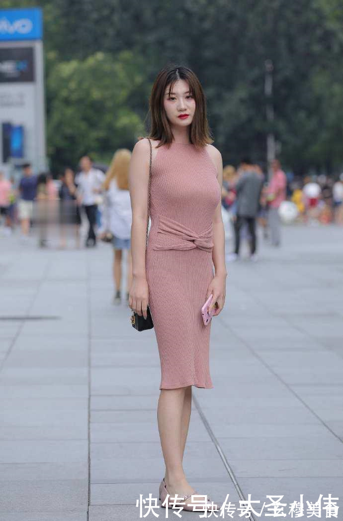 美女|街拍美女美女穿中短的裙身起来端庄优雅，同时也不缺少女人味