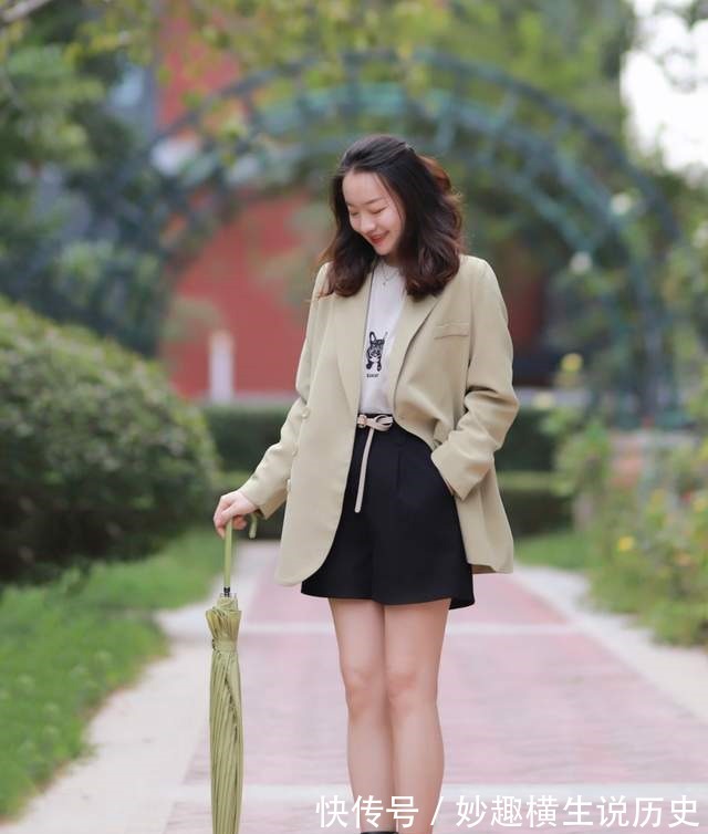 T恤 微胖女生怎么穿才好看西服外套搭配T恤和黑色短裤,显高又显瘦