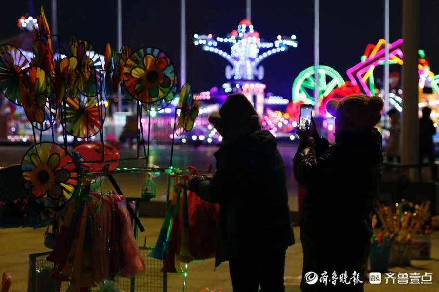 八方来客|正月十五元宵夜，泰山西湖喷泉涌动、花灯璀璨