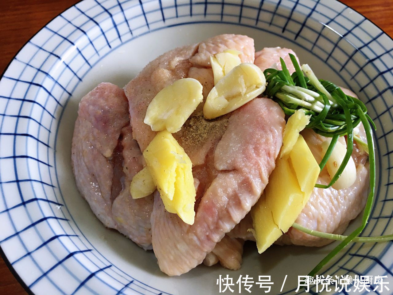 炸鸡翅我有小诀窍，这样炸出来的鸡翅又酥又香，色泽金黄