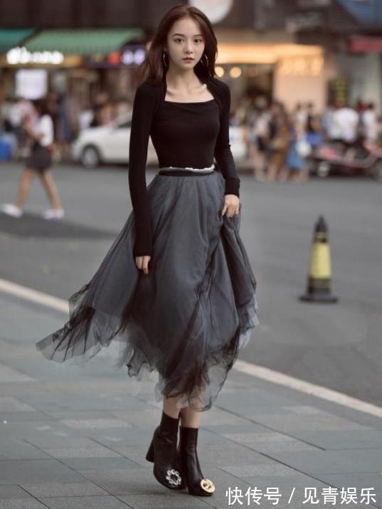 紧身裤|街拍身穿红色短上衣的小美女,长发飘飘,非常有型