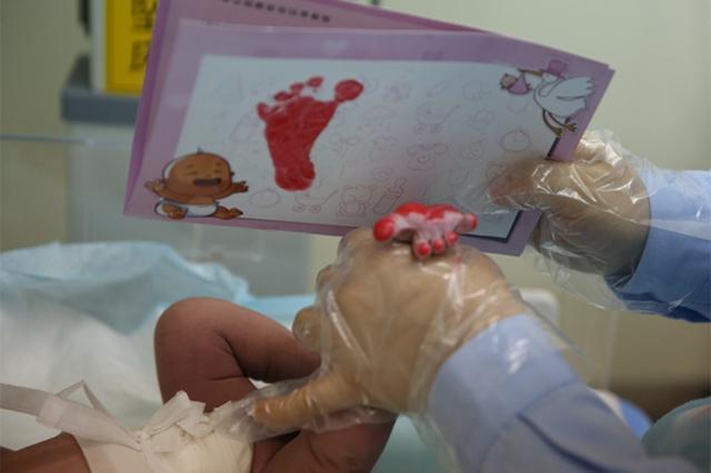 新生儿|宝宝出生后的10几分钟,在“折腾”什么原来他比妈妈更忙