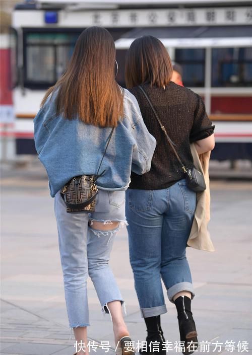 小衫|姐妹一起逛街,都选择牛仔裤,却搭配出格子的时尚感