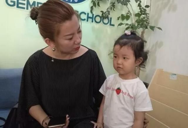 父母|4岁女儿放学回家,紧扯裤子说“不能尿尿”,脱下裤子妈妈气哭了