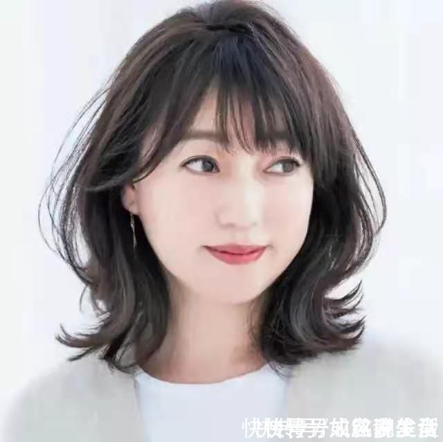 直发 五十岁女人如何选择发型？记住这4个减龄公式，长发短发都很美