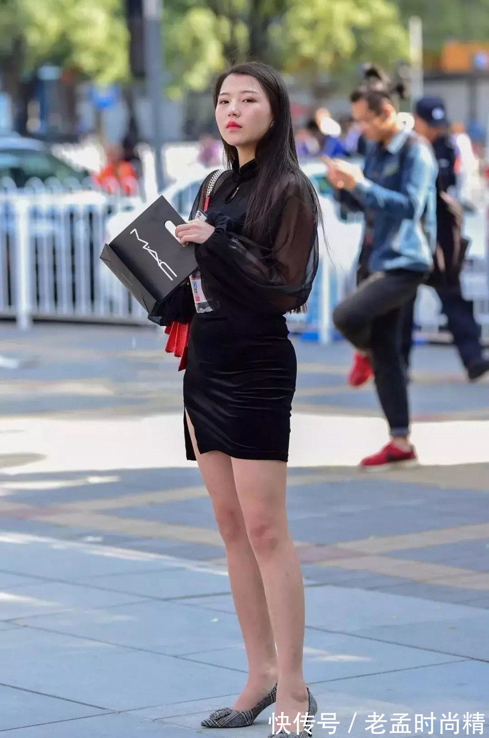 女孩|街拍: 穿黑色紧身包臀短裙的性感靓丽女孩, 甜蜜的笑容气质很优雅