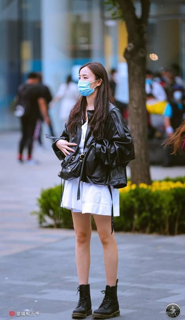 街拍大多数女孩子都喜欢的穿搭,时尚达人教你怎样搭配出大长腿