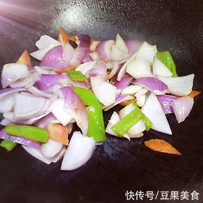 胡萝卜片|学会简单营养又好吃的洋葱炒鸡蛋，把餐厅味道搬回家