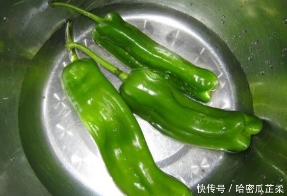 做虎皮青椒,第一步不是倒油大厨教你做法,快速起虎皮,更入味