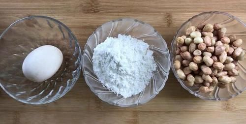 1碗花生米，1个鸡蛋，筷子一搅，酥脆又好吃，出锅后太香了