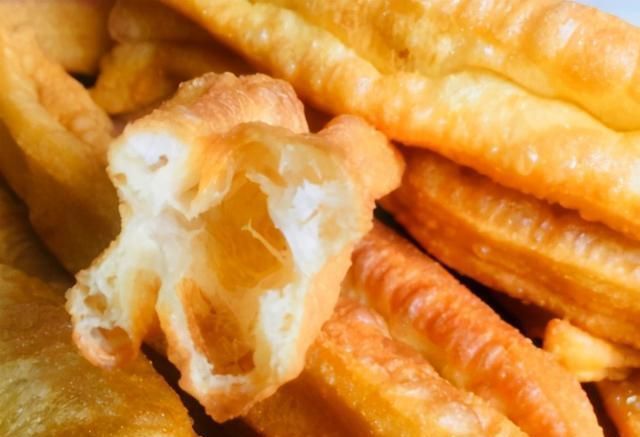 做法|炸油条传统做法,不放泡打粉也不加小苏打,油条个个香酥蓬松健康