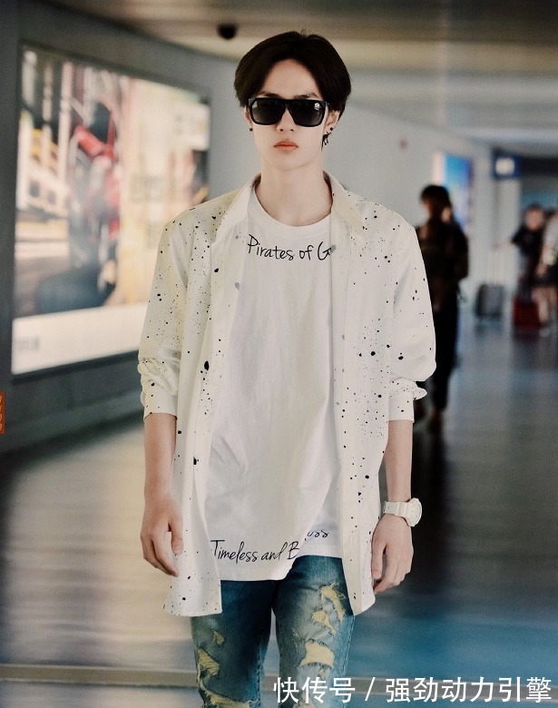 燃爆|“王炸组合”火爆全网,看王一博穿上拼色牛仔,满满青春少年感!