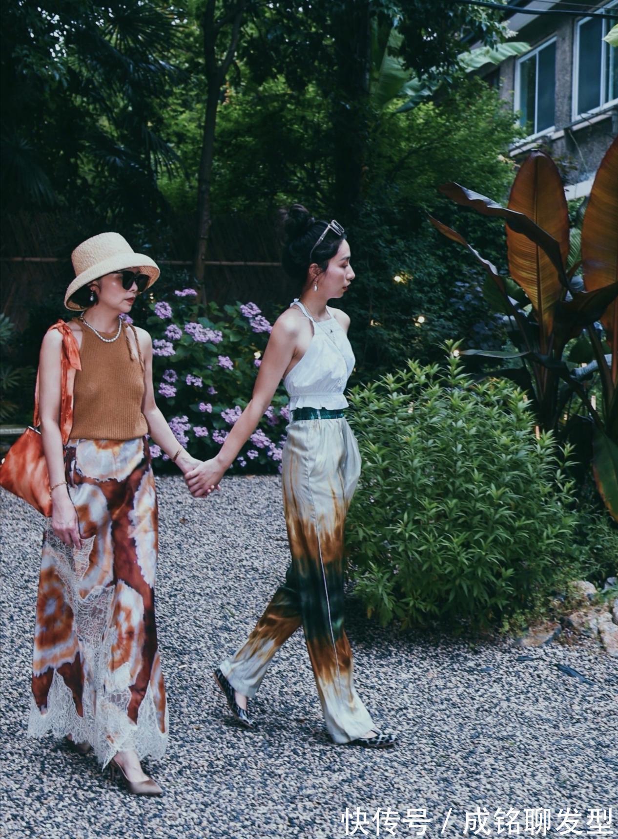 女儿|年过半百也美得耀眼!这位阿姨的穿搭值得学习,和女儿同框如姐妹