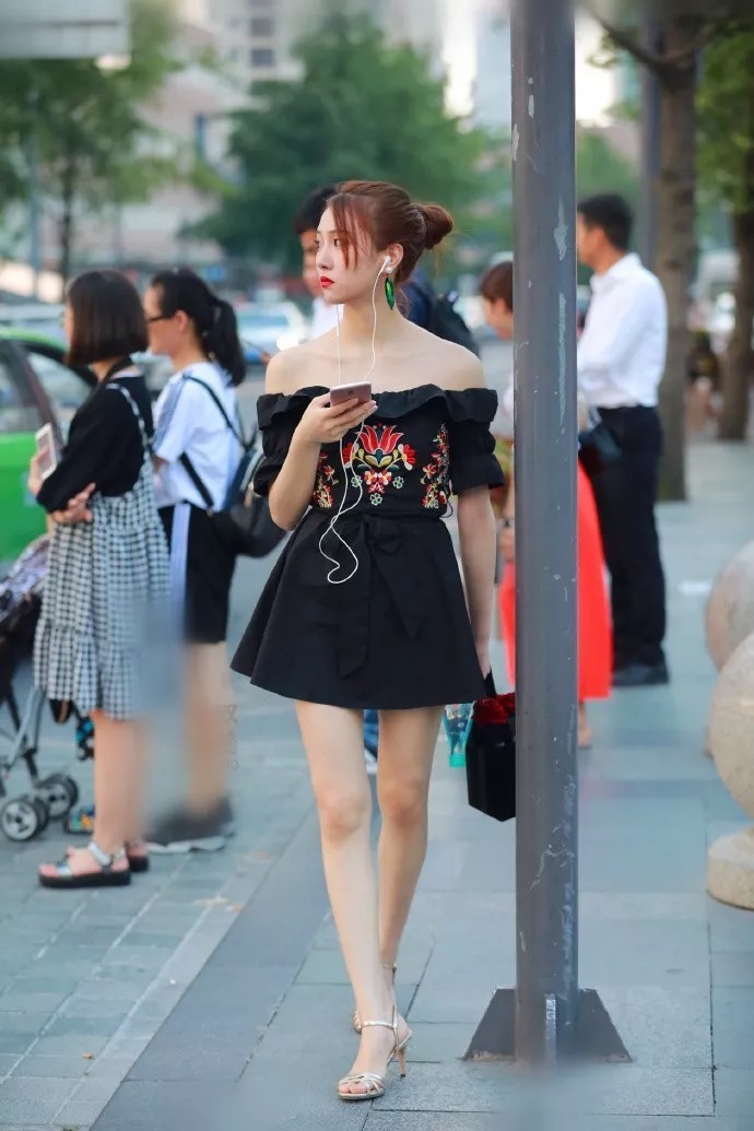 街拍:女性搭配高跟鞋,时尚气质又美丽