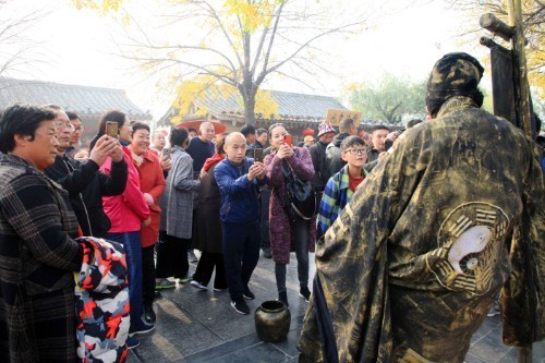 表演|小伙扮铜像街头表演人体悬浮术,有人抢着合影,有人急着揭秘