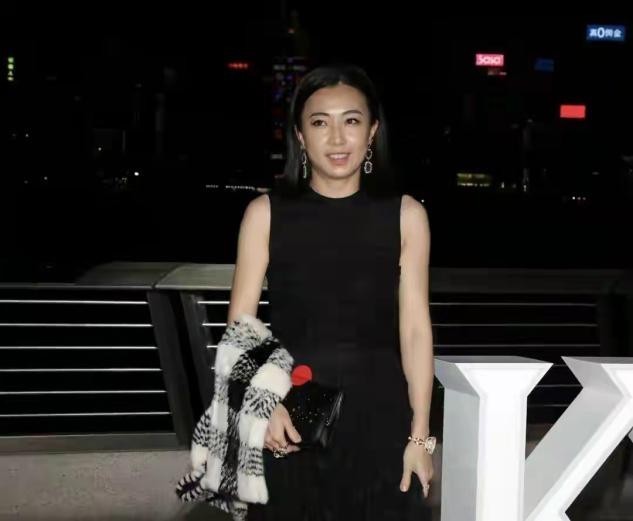 甘比|甘比终于暴露!做公益妆容精致不似以往,穿健美裤大秀身材好高调