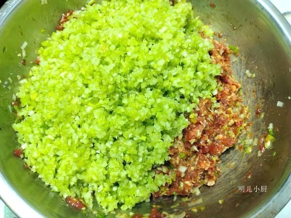 花生油|拌饺子馅加油还是加鸡蛋？教你正确做法，又鲜又香，咬一口都是汁