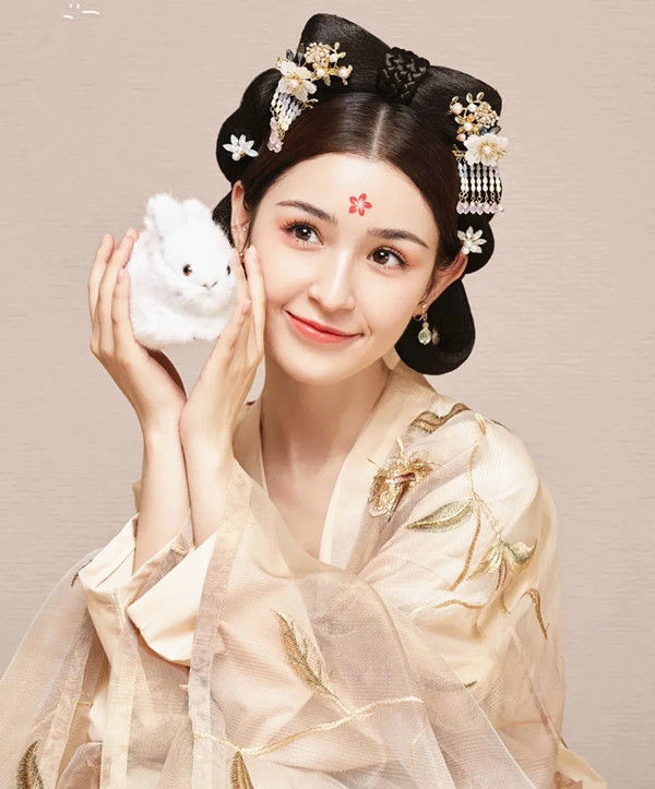 襦裙#“西域美人”哈妮克孜演绎飞天之美,金钗薄纱,皆是神秘之源