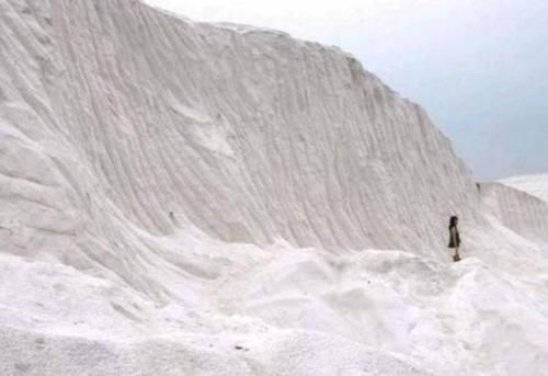 世界上最大的盐山，重达3亿吨，来访的游客需带走一包盐
