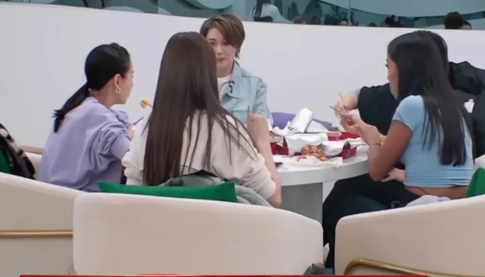 董洁被淘汰以后满眼噙着泪，表达着对《浪姐2》舞台的眷恋与不舍