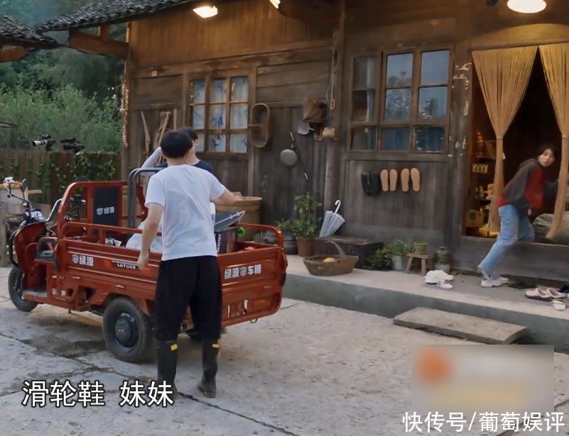 蘑菇|彭昱畅从仓库满载而归,下车第一时间找张子枫,兄妹俩感情太要好