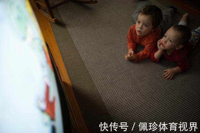 母乳|一岁前是孩子飞速成长期,四件事是拔苗助长,家长别急着让娃做