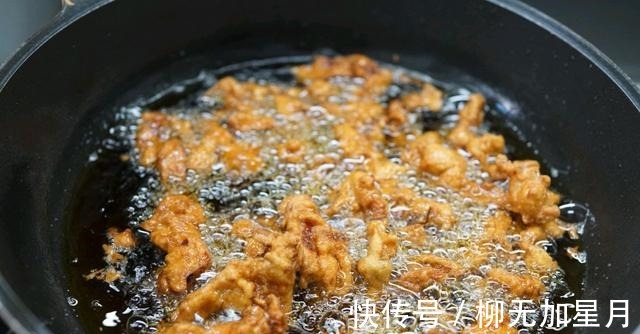在家炸酥肉,面糊只用水调就错了,教你饭店做法,外酥里嫩不脱糊!