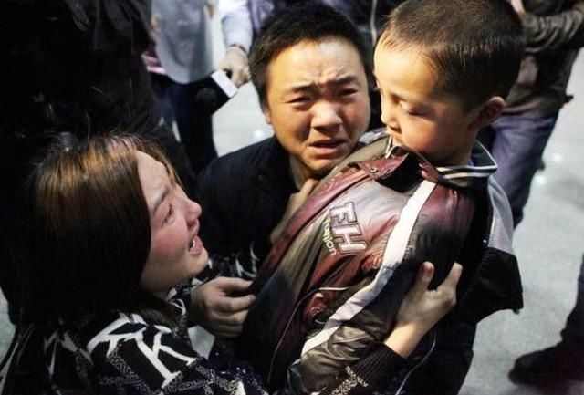 保安|3岁女娃在商场丢,当她说出爸爸名字后,保安笑喷:真的忍不住