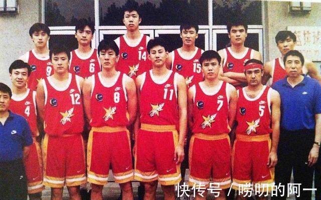 中国篮球两位名宿，李楠和朱芳雨，谁的生涯成就更高？|长文 | 李楠