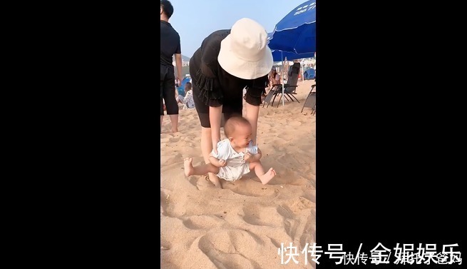 孩子|妈妈带宝宝来玩沙子,宝宝全程脚不沾地网友萌娃从小就有洁癖