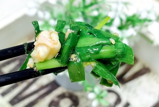 韭菜炒蛋你吃够了吗?换个食材这样做,不放味精也鲜美,孩子爱吃