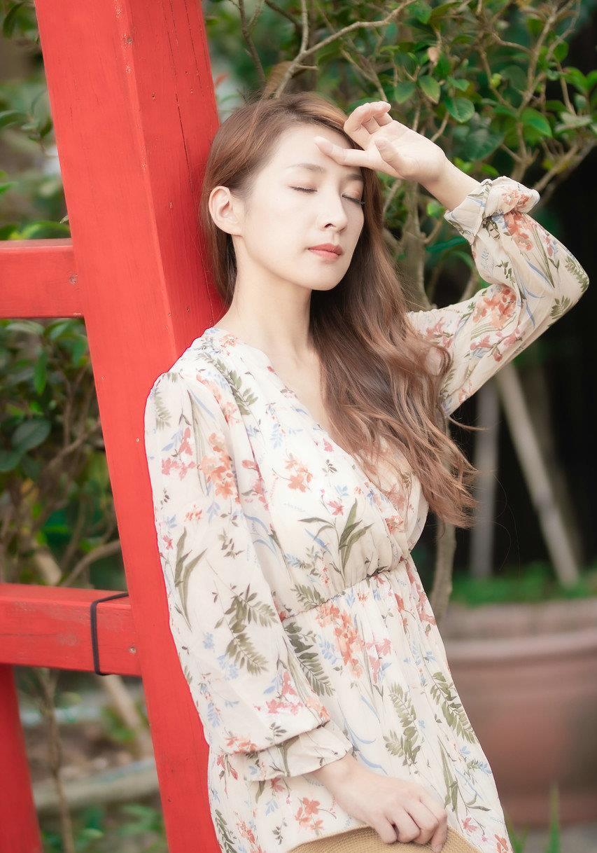 v领|V领印花连衣裙是很多圆脸妹纸们的最爱,会有拉长脸型的效果
