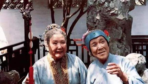 平儿!红楼:平儿和金鸳鸯对刘姥姥不同的态度,预示了她们的结局