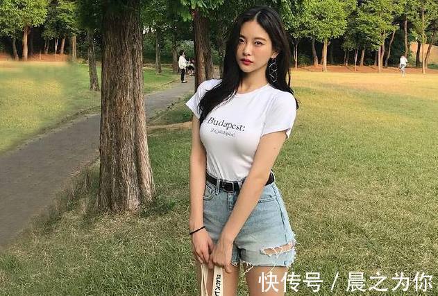 紧身牛仔裤 -摩登范十足的牛仔裤美女，甜美漂亮，特别招人喜欢！