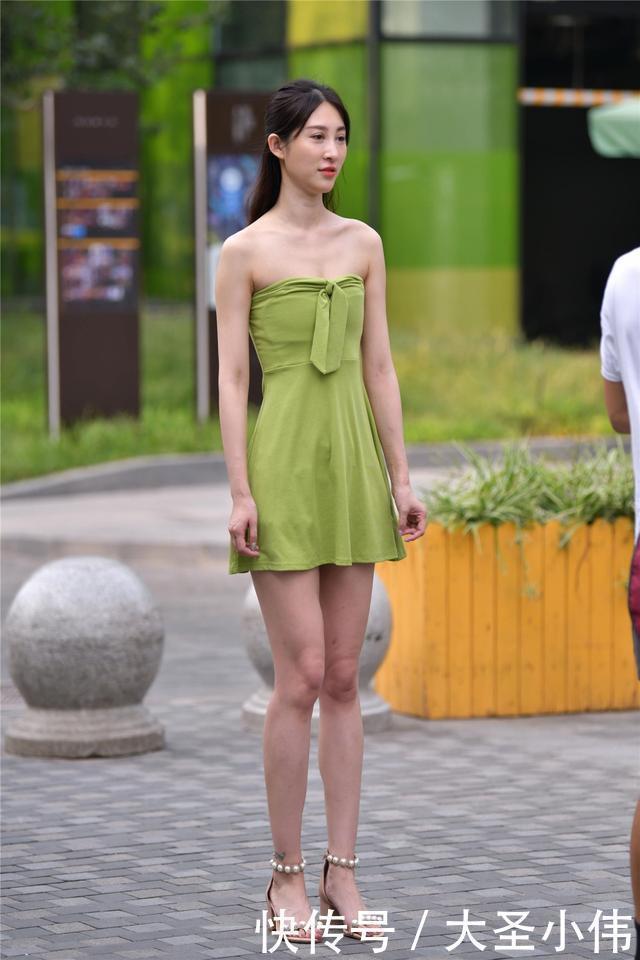 时尚姑娘|美女街拍美女属于轻熟穿芥末绿抹胸短裙,香肩玉臂一览无余呀